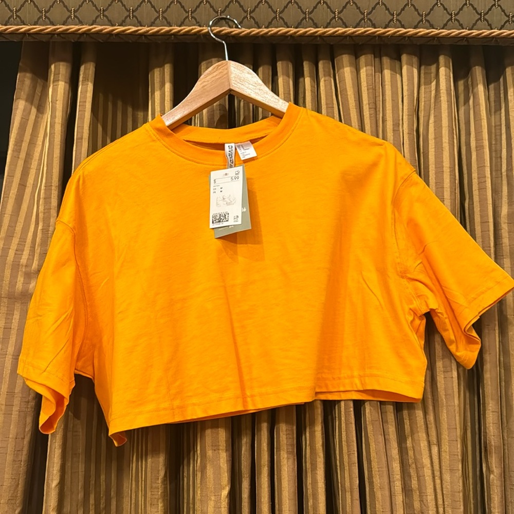 Medium orange cropped shirt